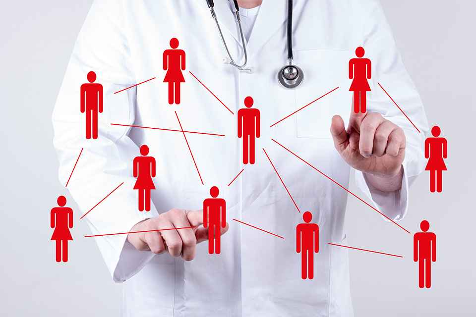 Foto: Arzt mit virtuellen Patienten als Netzwerk